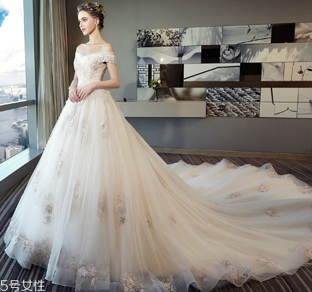 婚紗里面穿絲襪嗎？穿婚紗要穿絲襪嗎？