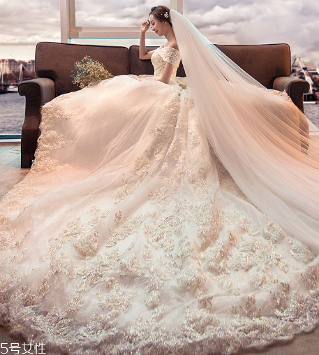 婚紗里面穿絲襪嗎？穿婚紗要穿絲襪嗎？