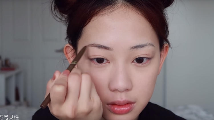 pony杏色妝容怎么畫 沉穩(wěn)有氣質(zhì)的杏色妝容教程 pony杏色妝容怎么畫 沉穩(wěn)有氣質(zhì)的杏色妝容教程