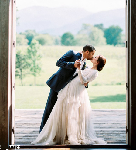 婚紗沾了粉底怎么清洗？婚紗蹭上粉底怎么洗？