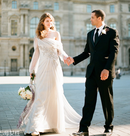 婚紗沾了粉底怎么清洗？婚紗蹭上粉底怎么洗？