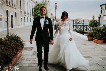 婚紗沾了粉底怎么清洗？婚紗蹭上粉底怎么洗？