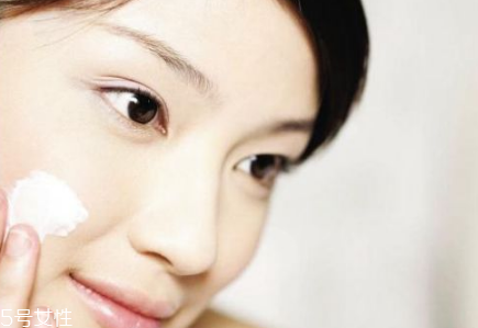 隔離霜和素顏霜能一起用嗎 先涂素顏霜還是隔離霜 隔離霜和素顏霜能一起用嗎 先涂素顏霜還是隔離霜