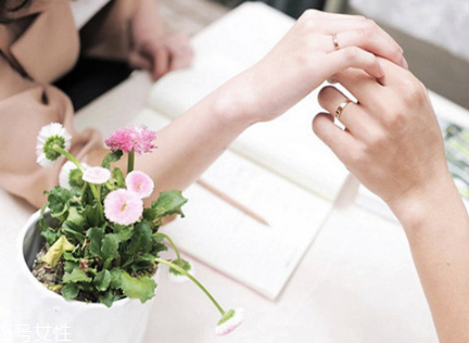 婚戒可以戴中指嗎？婚戒能戴在中指上嗎？