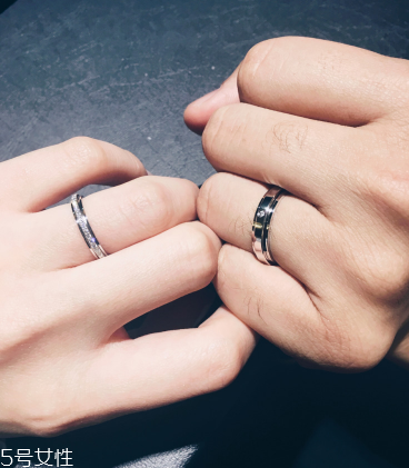 婚戒是男左女右嗎？婚戒應(yīng)該戴左手還是右手？