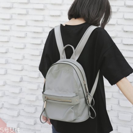 雙肩包怎么背好看？雙肩包搭配技巧