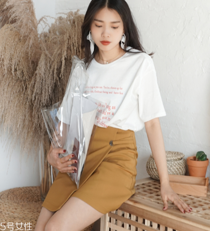 夏天白色t恤怎么搭配？夏季白t搭配竅門