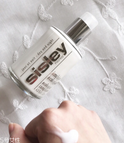 乳液需要用卸妝水嗎？乳液需要卸妝嗎？