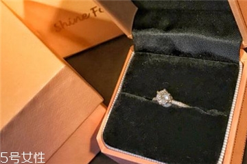 鉆戒可以戴右手嗎？鉆戒戴右手可以嗎？