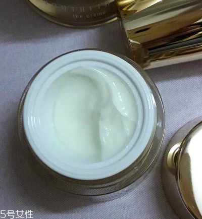 眼霜晚上用好還是白天用好？眼霜最佳使用時間