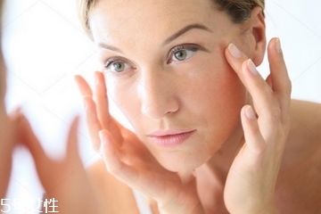 眼霜為什么要用無名指？為什么要用無名指涂眼霜？