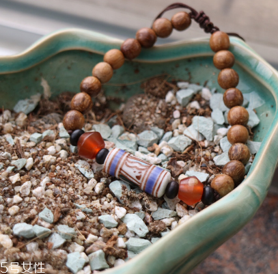 沉香手串怎么盤玩？沉香手串盤玩技巧