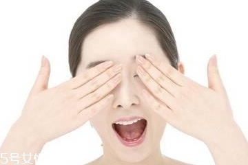 眼霜里的小勺怎么用？眼霜里的勺子如何使用