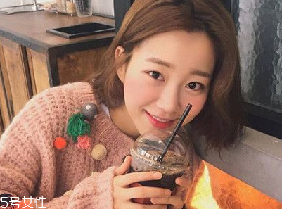 自己怎么給頭發(fā)做護理 頭發(fā)護理怎么做 自己怎么給頭發(fā)做護理 頭發(fā)護理怎么做