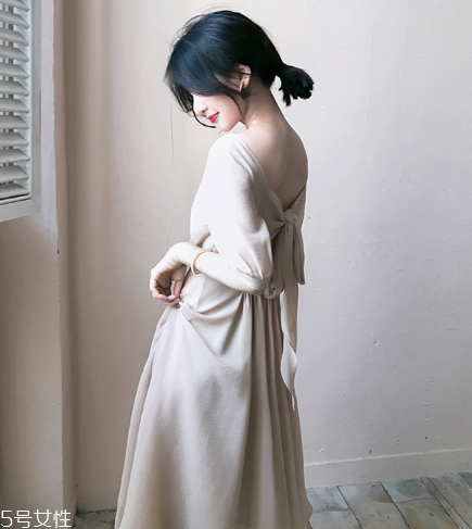 露背裝怎么搭配？露背裝搭配圖片