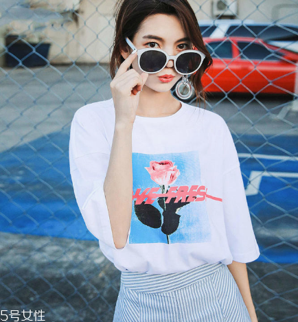 女生穿什么短袖好看？女生適合穿什么短袖？