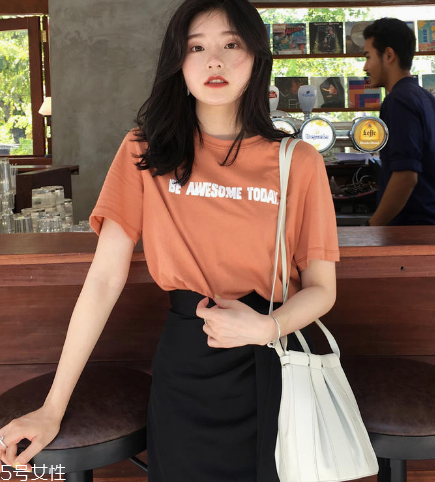 女生穿什么短袖好看？女生適合穿什么短袖？