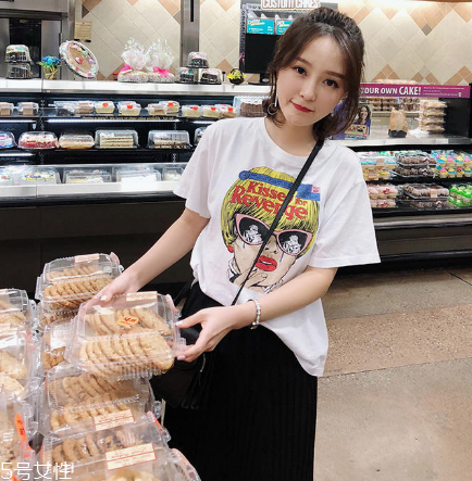 女生穿什么短袖好看？女生適合穿什么短袖？