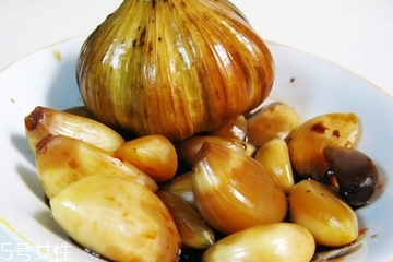 腌蒜變綠可以吃嗎？腌制的大蒜綠了能吃嗎？