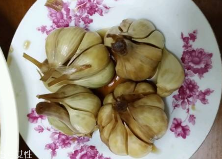 腌蒜變綠可以吃嗎？腌制的大蒜綠了能吃嗎？