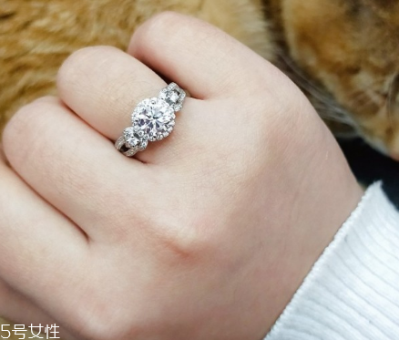 鉆戒一般買幾克拉的？鉆戒買多大的好？