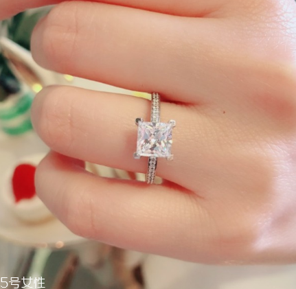 鉆戒是鉑金好還是18k金好？鉆戒買鉑金還是18k金？