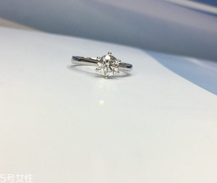 鉆戒是訂婚買(mǎi)還是結(jié)婚買(mǎi)？鉆戒訂婚就要買(mǎi)嗎？