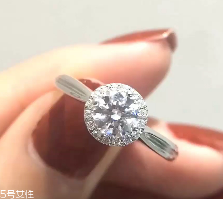 鉆戒是定制還是成品好？鉆戒買定制的還是買成品？