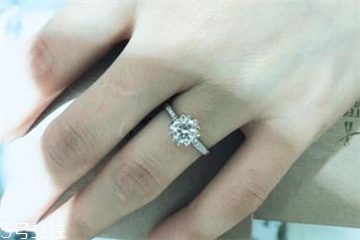 鉆戒是定制還是成品好？鉆戒買定制的還是買成品？