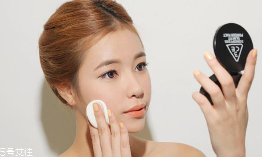 散粉怎么補妝 散粉補妝的優(yōu)缺點 散粉怎么補妝 散粉補妝的優(yōu)缺點