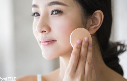 粉餅和散粉的區(qū)別 粉餅和散粉的區(qū)別用法 粉餅和散粉的區(qū)別 粉餅和散粉的區(qū)別用法