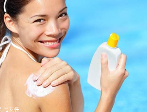 防曬霜為什么會(huì)刺激眼睛？防曬霜為什么會(huì)熏眼睛？