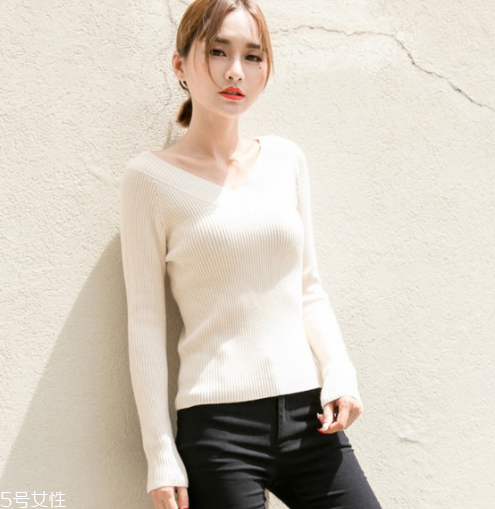 v領(lǐng)針織衫里面穿什么好 v領(lǐng)針織衫怎么疊穿好看 v領(lǐng)針織衫里面穿什么好 v領(lǐng)針織衫怎么疊穿好看