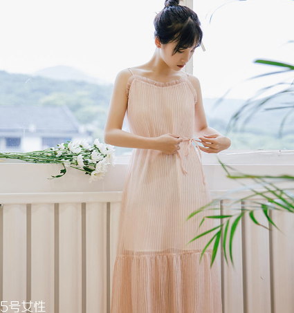 夏天穿什么顏色連衣裙好？夏天適合什么顏色連衣裙？