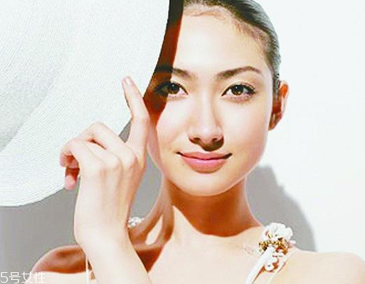 防曬霜里有熒光劑嗎？防曬霜含有熒光劑成分嗎？