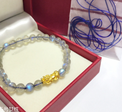 月光石是水晶嗎？月光石和水晶是一種嗎？