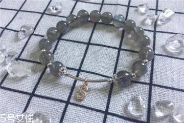 月光石是水晶嗎？月光石和水晶是一種嗎？