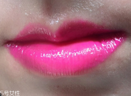 雅詩蘭黛戀愛唇釉有幾種質(zhì)地 雅詩蘭黛戀愛唇釉試色 雅詩蘭黛戀愛唇釉有幾種質(zhì)地 雅詩蘭黛戀愛唇釉試色