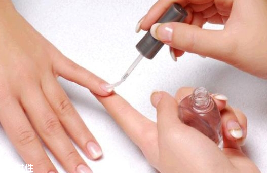 甲油膠起泡是什么原因 甲油膠起翹是什么原因 甲油膠起泡是什么原因 甲油膠起翹是什么原因