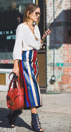 條紋闊腿褲怎么搭配衣服 條紋闊腿褲配什么上衣好看 條紋闊腿褲怎么搭配衣服 條紋闊腿褲配什么上衣好看
