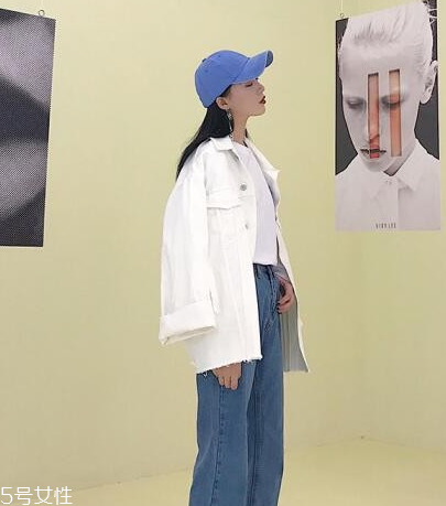 白色牛仔短外套里面配什么衣服 白色牛仔短外套怎么搭配 白色牛仔短外套里面配什么衣服 白色牛仔短外套怎么搭配