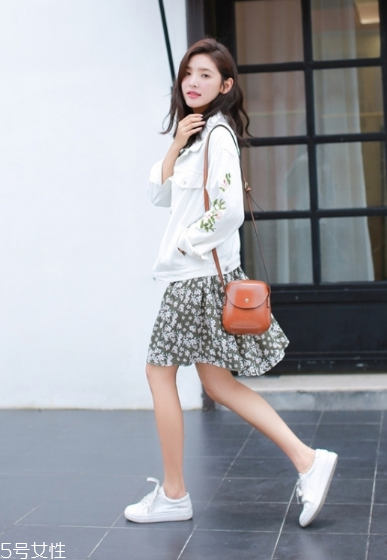 白色牛仔短外套里面配什么衣服 白色牛仔短外套怎么搭配 白色牛仔短外套里面配什么衣服 白色牛仔短外套怎么搭配