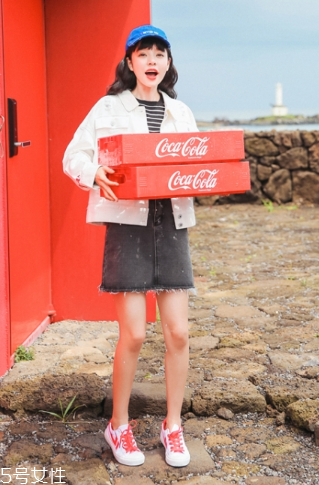 白色牛仔短外套里面配什么衣服 白色牛仔短外套怎么搭配 白色牛仔短外套里面配什么衣服 白色牛仔短外套怎么搭配