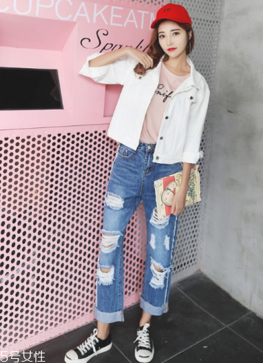 白色牛仔短外套里面配什么衣服 白色牛仔短外套怎么搭配 白色牛仔短外套里面配什么衣服 白色牛仔短外套怎么搭配