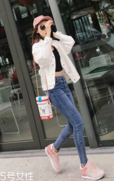 白色牛仔短外套里面配什么衣服 白色牛仔短外套怎么搭配 白色牛仔短外套里面配什么衣服 白色牛仔短外套怎么搭配