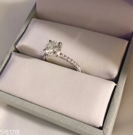 鉆戒和婚戒怎么一起戴？鉆戒和婚戒怎么同時戴？