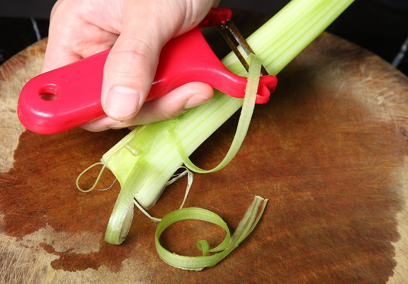 西洋芹怎么切 西洋芹怎么處理好吃 西洋芹怎么切 西洋芹怎么處理好吃