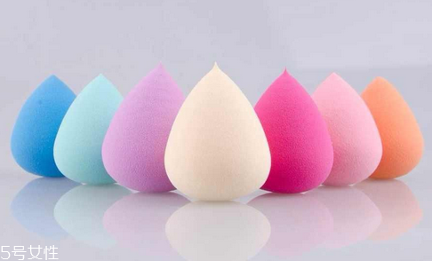 氣墊粉撲干用還是濕用 氣墊粉撲用之前需要噴點(diǎn)水嗎 氣墊粉撲干用還是濕用 氣墊粉撲用之前需要噴點(diǎn)水嗎