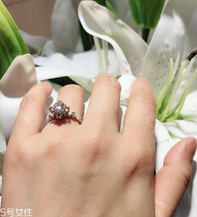 鉆戒洗手時(shí)用摘下來嗎？鉆戒可以戴著洗手嗎？