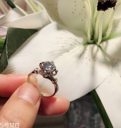 鉆戒洗手時(shí)用摘下來嗎？鉆戒可以戴著洗手嗎？